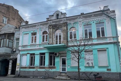 З пам'ятки архітектури на Межигірській власники прибрали засклений балкон