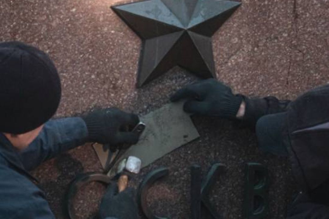 Музей війни демонтував російські й білоруські назви з Алеї міст-героїв