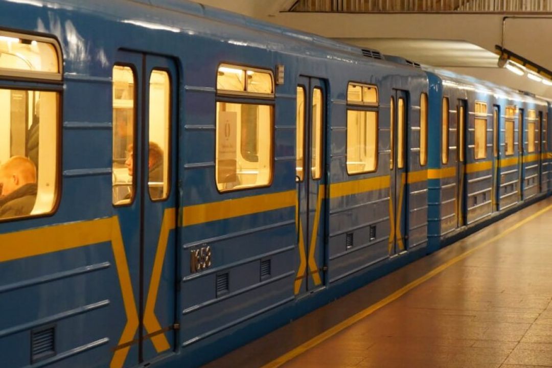 У київському метро з'явилися нові інформаційні наліпки: нащо вони потрібні