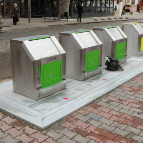 В Одессе установили подземные контейнеры для мусора на солнечных панелях