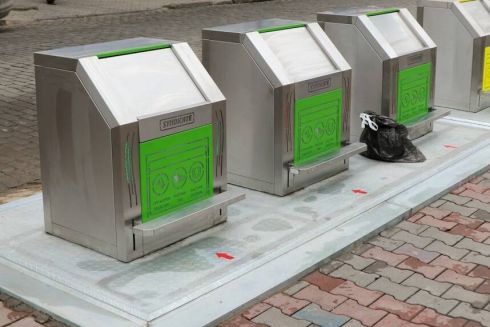 В Одессе установили подземные контейнеры для мусора на солнечных панелях