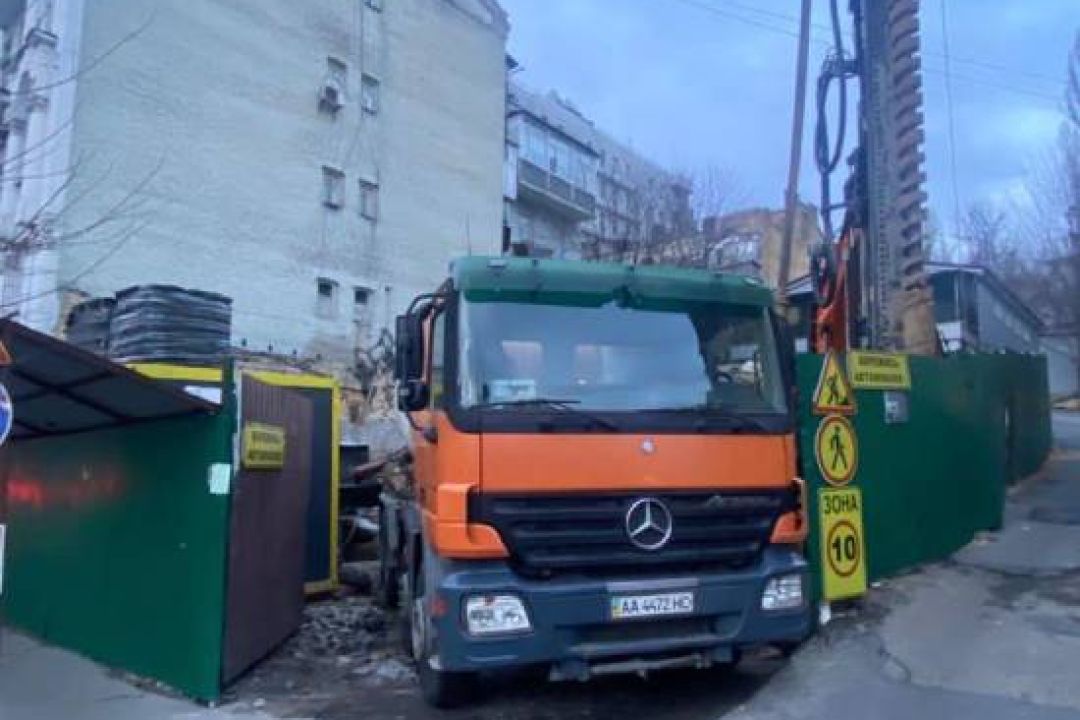 На місці історичної садиби Лошевичів в центрі Києва продовжують будівництво ЖК: фото