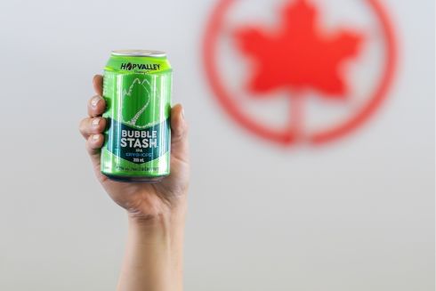 Air Canada вводить безкоштовне пиво та вино в економкласі на всіх рейсах