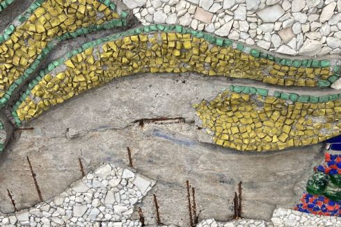 Мозаїка "Вітер" Алли Горської почала осипатися, а на стіні з'явилися тріщини