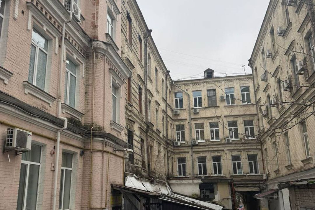 На Басейній власники ресторану руйнують будинок-пам'ятку: знесли частини стін та встановили прибудову