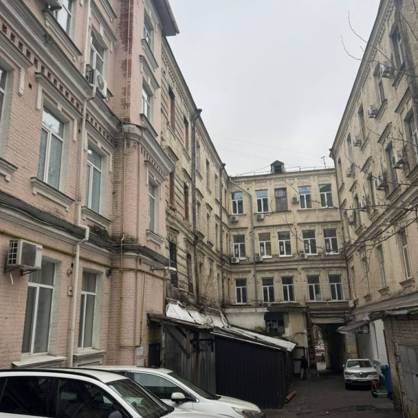 На Басейній власники ресторану руйнують будинок-пам'ятку: знесли частини стін та встановили прибудову