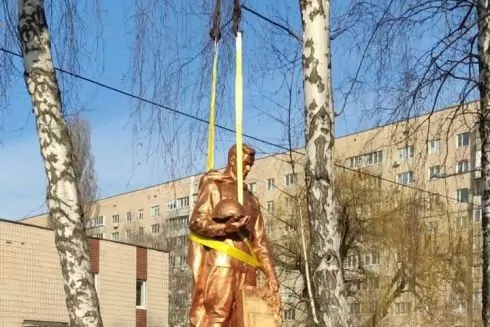Радянський пам'ятник демонтували на території школи у Святошинському районі