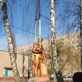 Радянський пам'ятник демонтували на території школи у Святошинському районі