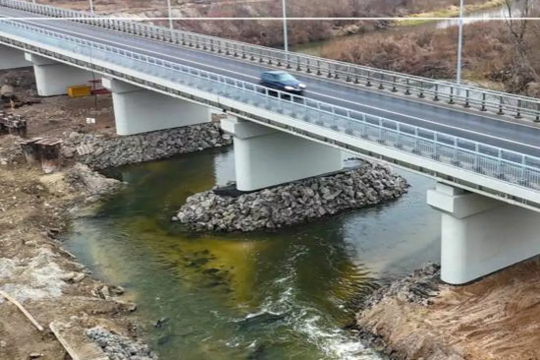 Дивіться, як на Київщині відновили міст через річку Тетерів, зруйнований у 2022 році