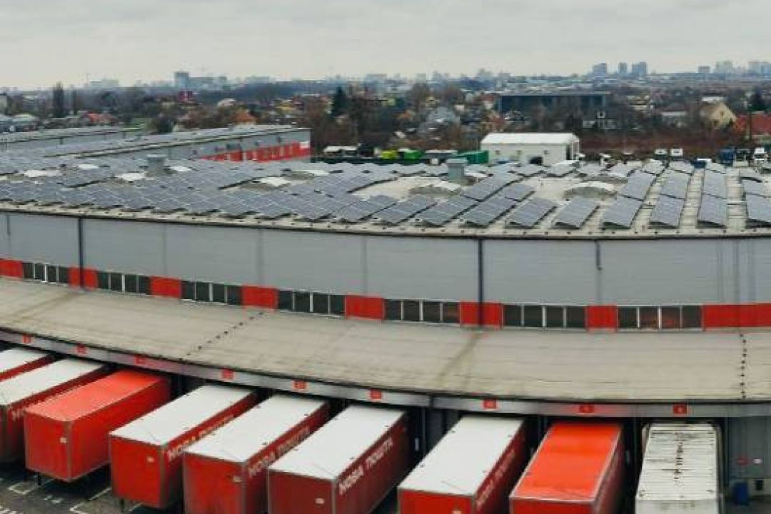 “Нова пошта” встановила сонячну електростанцію на даху Київського терміналу