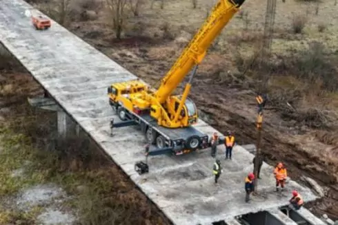 Дивіться, як на Київщині відновлюють міст через річку Тетерів, пошкоджений під час бойових дій