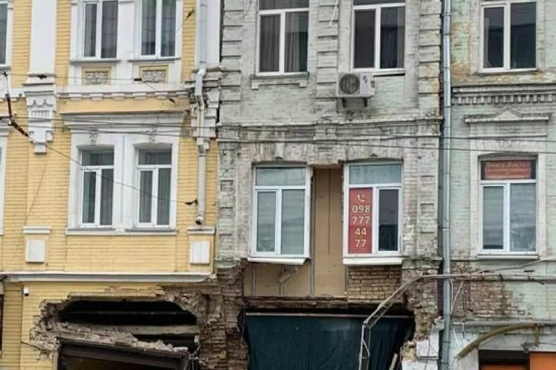 Пошкоджений історичний будинок Бородкової у Києві продовжує руйнуватись: обвалився фасад другого поверху