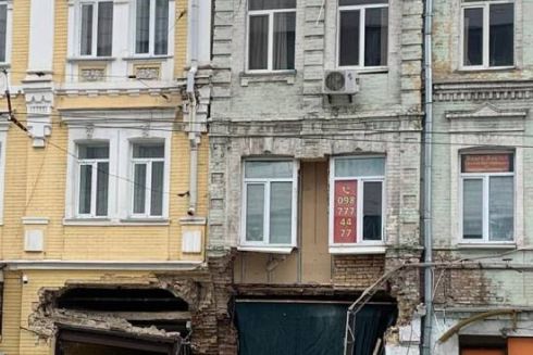 Пошкоджений історичний будинок Бородкової у Києві продовжує руйнуватись: обвалився фасад другого поверху