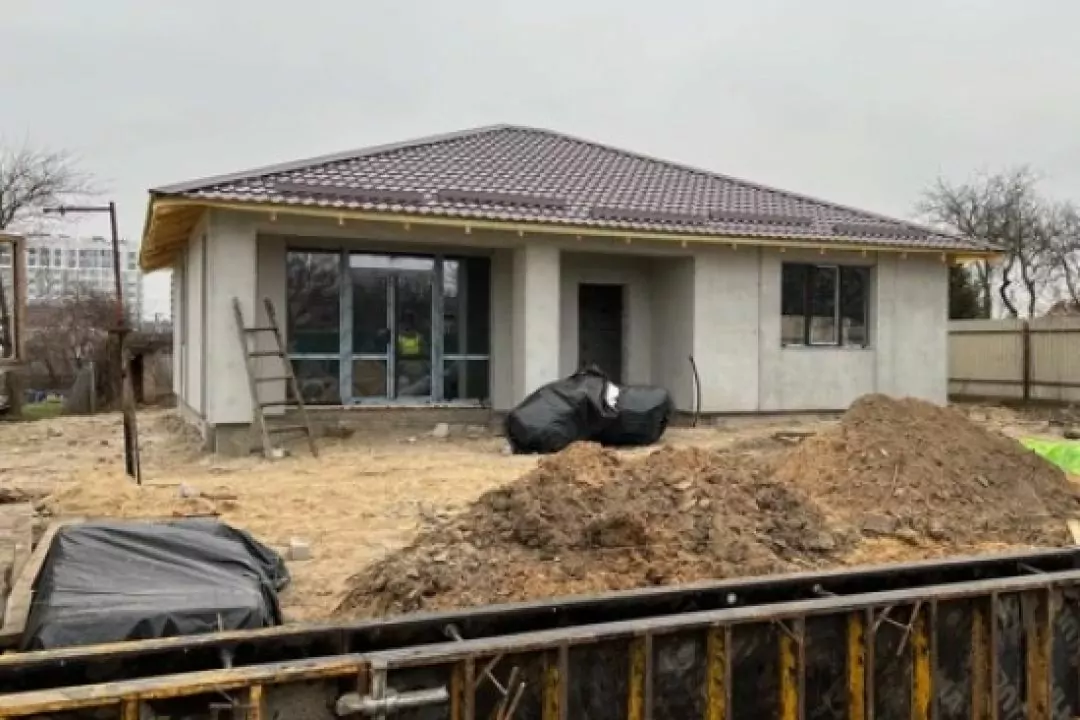 У Бучі завершують відбудову вулиці Вокзальної: скільки будинків відновили