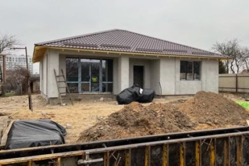 У Бучі завершують відбудову вулиці Вокзальної: скільки будинків відновили