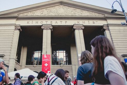 На фасаді кінотеатру «Київ» покажуть фільм «Прощавай, кіно!»
