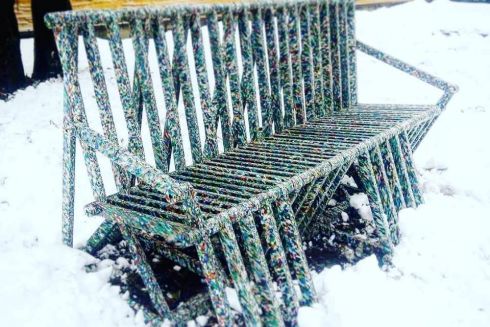 «Альтруист» на Антоновича собирает пластиковые крышки, из которых создадут скамейки