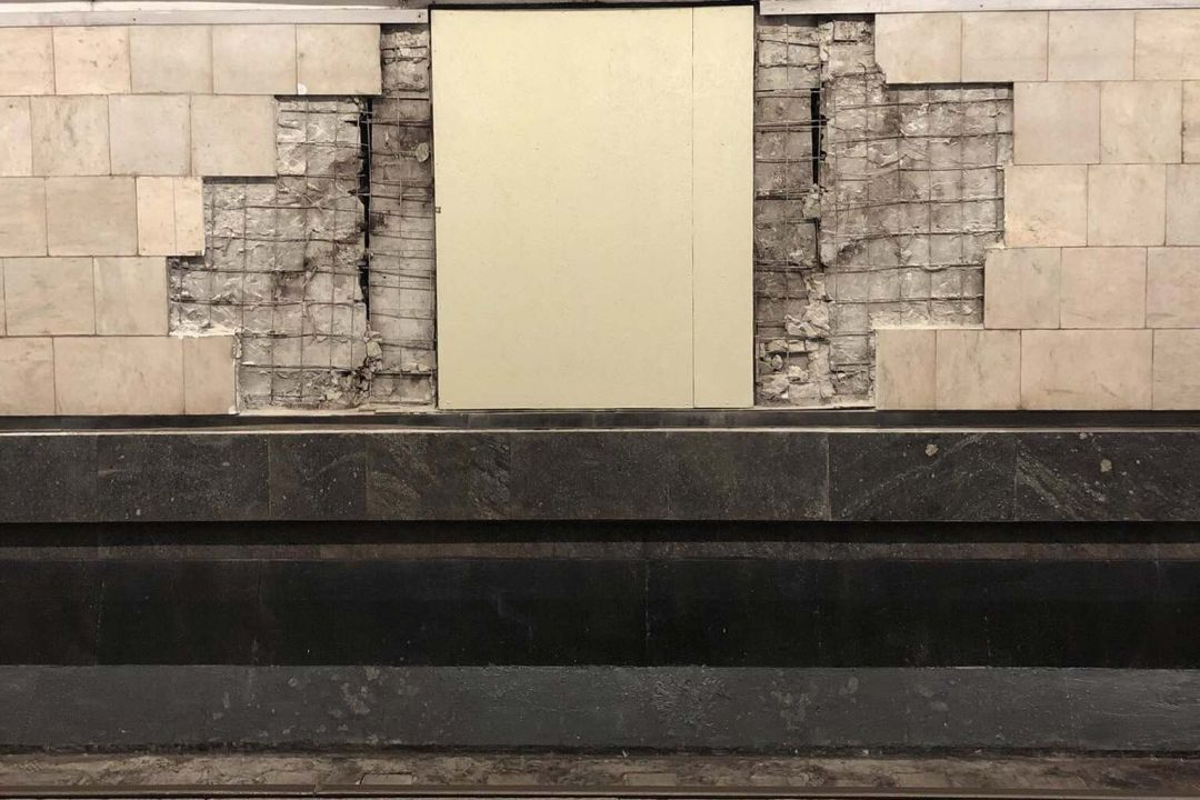 На станції метро "Палац Україна" перфораторами збили мозаїку