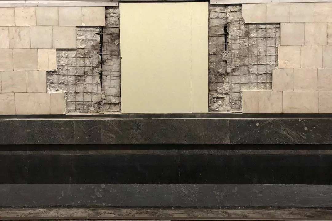 На станції метро "Палац Україна" перфораторами збили мозаїку