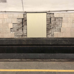 На станції метро "Палац Україна" перфораторами збили мозаїку