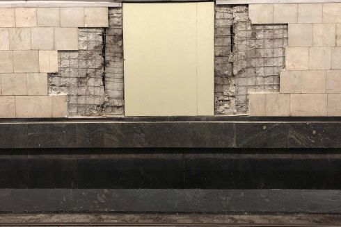 На станції метро "Палац Україна" перфораторами збили мозаїку