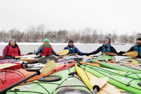 Фото дня: зимовий сплав на каяках по Дніпру