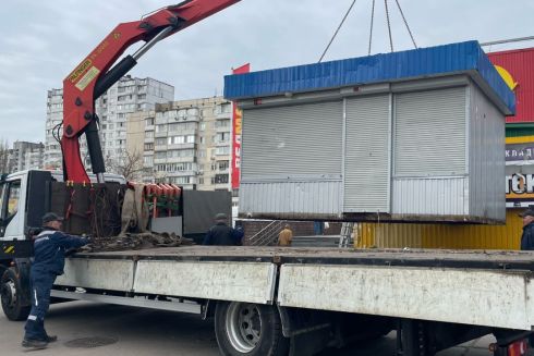 Біля станції "Героїв Дніпра" демонтували МАФи