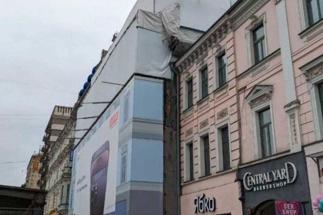 Попри приписи, на Хрещатику продовжують розбирати історичну будівлю 1880 року