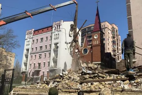 Вже зруйновану садибу Зеленських намагаються розібрати краном