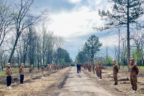 Молоді дуби і смітники зі снарядів: У Запоріжжі створили парк на честь загиблих військових