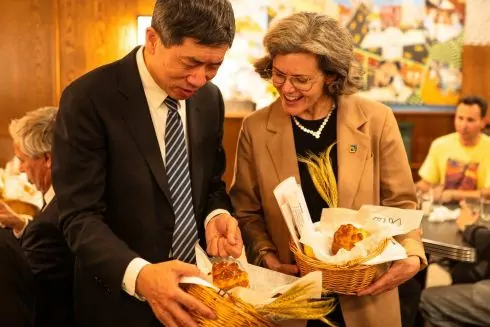 В українському ресторані Veselka у Нью-Йорку спекли паску з борошна, яке "пережило" прильоти та замінування