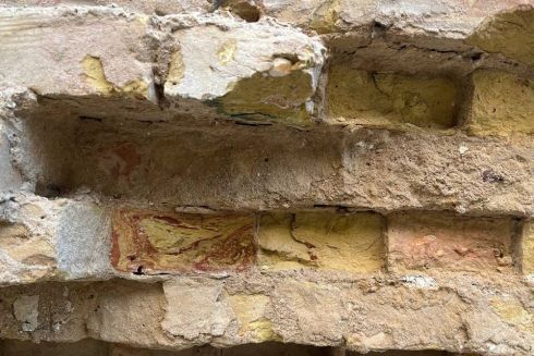 Фундамент садиби Зеленських знову розбирають: розбиту жовту цеглу складають у мішки