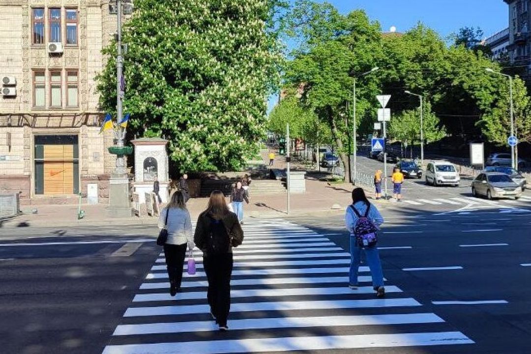На перехресті Хрещатика та Прорізної запрацював безбар'єрний наземний перехід