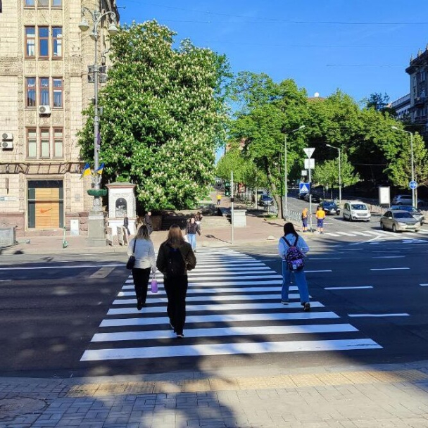 На перехресті Хрещатика та Прорізної запрацював безбар'єрний наземний перехід