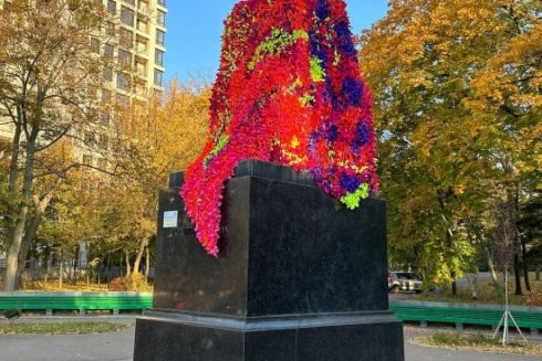 В Киеве повесили демаскировочную сетку на памятник Пушкину: фото