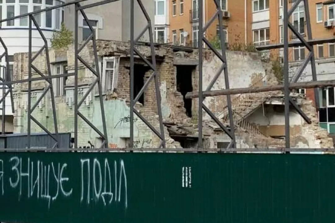 Історичну лісопильню Сніжка на Подолі майже повністю розібрали: фото