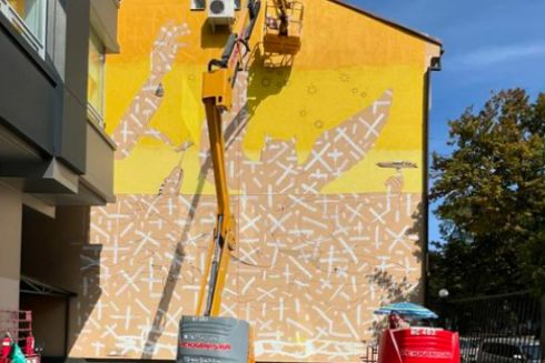 Художник WaOne Interesni Kazki малює мурал на Подолі. До створення роботи можна долучитися за донат