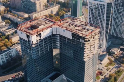 У Києві вчетверте виставили на продаж хмарочос-недобуд Sky Towers