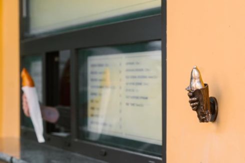 У центрі Києва відкрили мініскульптуру київської перепічки: фото