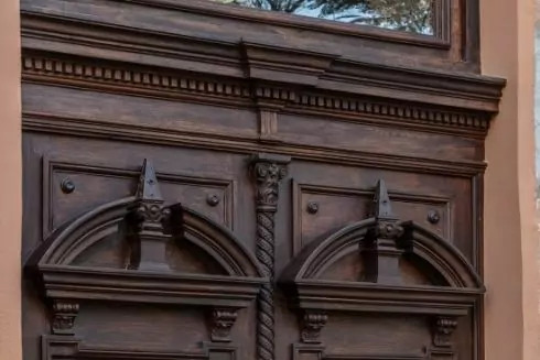 В Одесі відновили 130-річні двері, пошкоджені під час російської атаки: фото