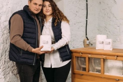 Подружжя з Хмельниччини відновлює млин ХІХ століття і виробляє жорнове борошно