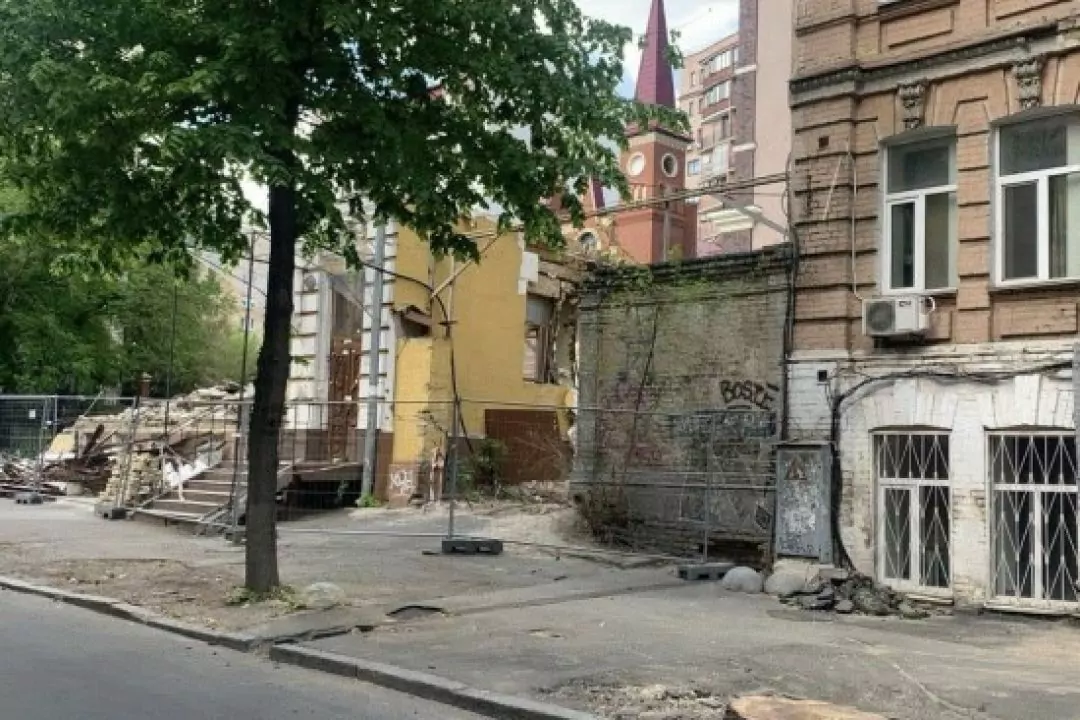 Біля садиби Зеленських спилюють здорові дерева: що відбувається