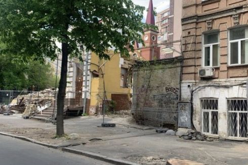 Біля садиби Зеленських спилюють здорові дерева: що відбувається