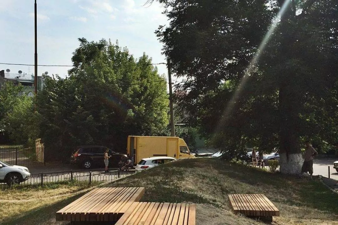 На Пейзажці встановили дизайнерські лавочки