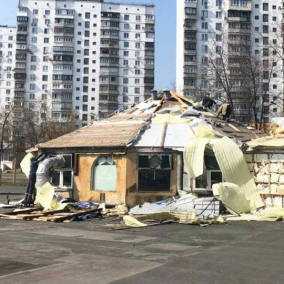 На Черниговской демонтируют гигантский кафе-шатер