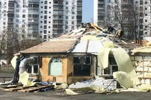 На Черниговской демонтируют гигантский кафе-шатер