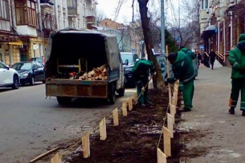 Після дій мешканців комунальники відновили газон, на якому паркувалися автівки