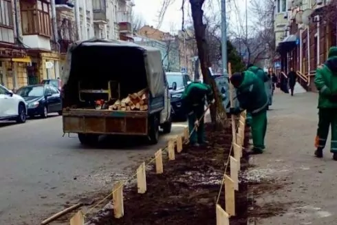 Після дій мешканців комунальники відновили газон, на якому паркувалися автівки