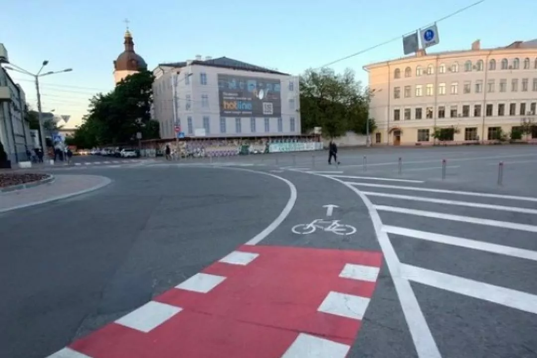 На Контрактовій площі облаштували велосипедні смуги: фото