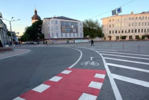 На Контрактовій площі облаштували велосипедні смуги: фото